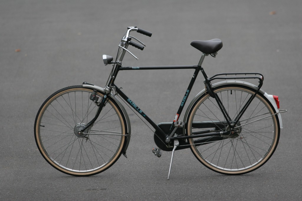 オランダ自転車の特徴であるかなり角度がつけられたヘッドとシートチューブ角。乗り手の身長もあるためかなり大きめのサイズ。